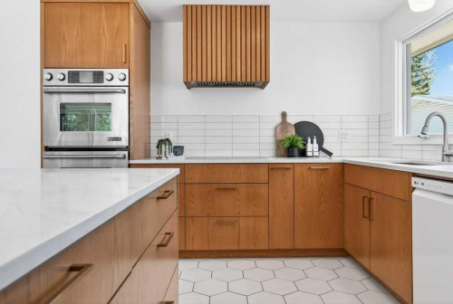 1708 111 Avenue Sw, Calgary, AB - Indoor Photo Showing Kitchen