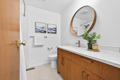 1708 111 Avenue Sw, Calgary, AB - Indoor Photo Showing Bathroom