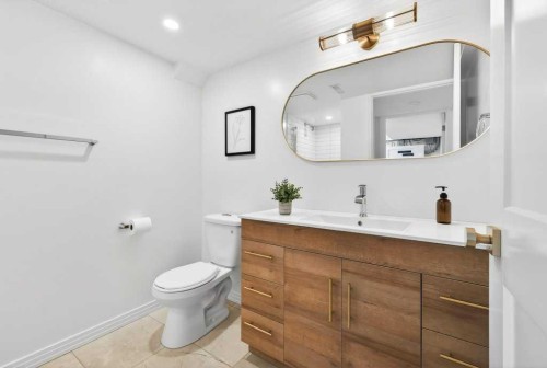 1708 111 Avenue Sw, Calgary, AB - Indoor Photo Showing Bathroom