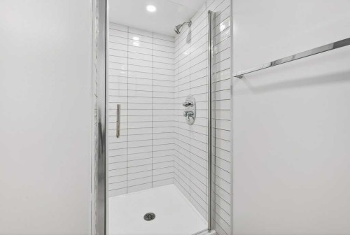 1708 111 Avenue Sw, Calgary, AB - Indoor Photo Showing Bathroom