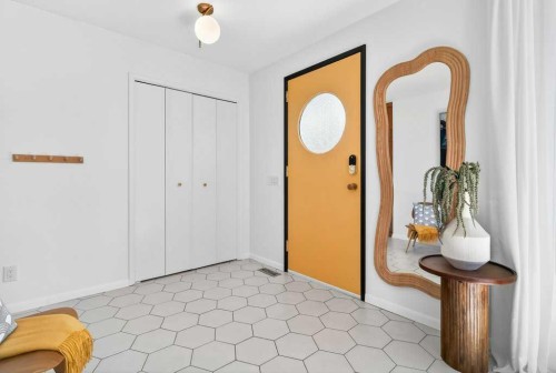 1708 111 Avenue Sw, Calgary, AB - Indoor