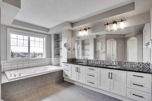 85 Evansborough Way Nw, Calgary, AB - Indoor Photo Showing Bathroom