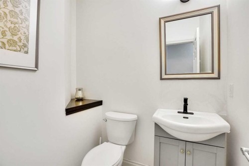 85 Evansborough Way Nw, Calgary, AB - Indoor Photo Showing Bathroom