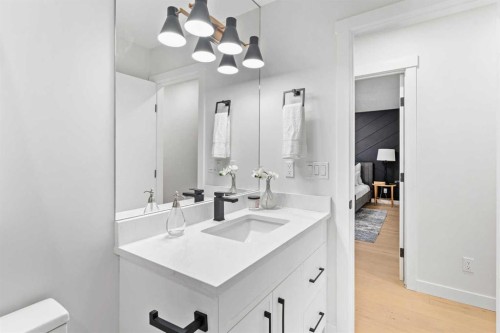 1731 111 Avenue Sw, Calgary, AB - Indoor Photo Showing Bathroom