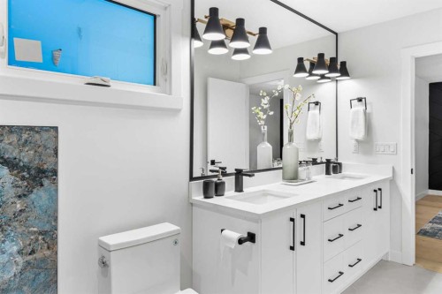1731 111 Avenue Sw, Calgary, AB - Indoor Photo Showing Bathroom