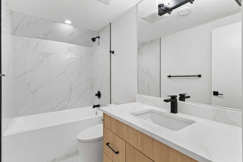 1731 111 Avenue Sw, Calgary, AB - Indoor Photo Showing Bathroom