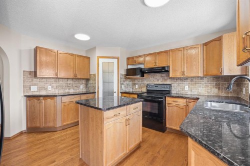 119 Valley Glen Bay Nw, Calgary, AB - Indoor Photo Showing Kitchen
