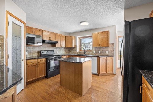 119 Valley Glen Bay Nw, Calgary, AB - Indoor Photo Showing Kitchen