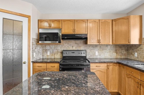 119 Valley Glen Bay Nw, Calgary, AB - Indoor Photo Showing Kitchen