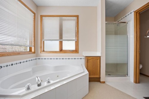 119 Valley Glen Bay Nw, Calgary, AB - Indoor Photo Showing Bathroom