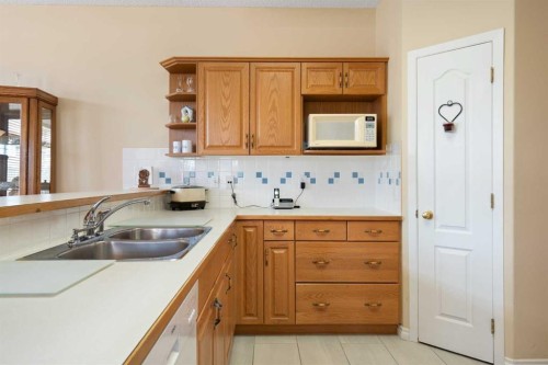 .-2107 Patterson View Sw, Calgary, AB - Indoor Photo Showing Kitchen With Double Sink