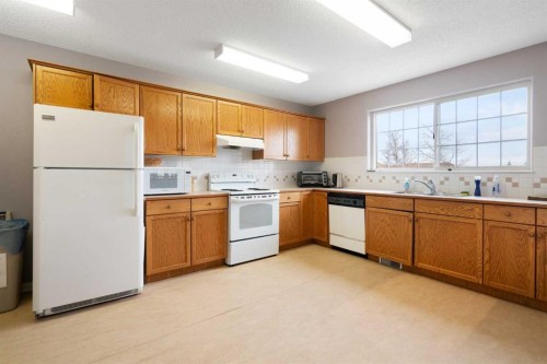 .-2107 Patterson View Sw, Calgary, AB - Indoor Photo Showing Kitchen With Double Sink