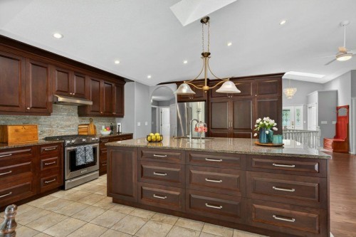 39 Highlands Terrace, Bragg Creek, AB - Indoor Photo Showing Kitchen With Upgraded Kitchen