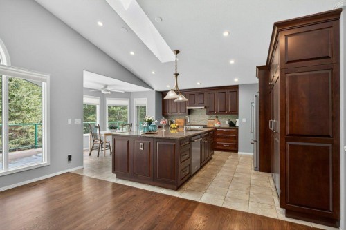 39 Highlands Terrace, Bragg Creek, AB - Indoor Photo Showing Kitchen