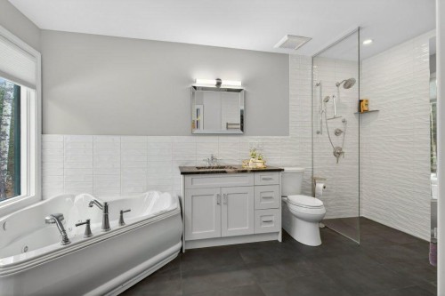 39 Highlands Terrace, Bragg Creek, AB - Indoor Photo Showing Bathroom