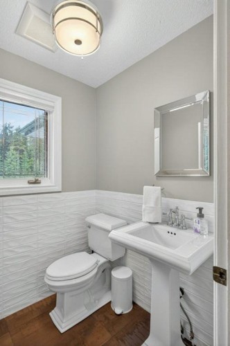39 Highlands Terrace, Bragg Creek, AB - Indoor Photo Showing Bathroom