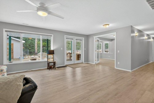 39 Highlands Terrace, Bragg Creek, AB - Indoor Photo Showing Living Room