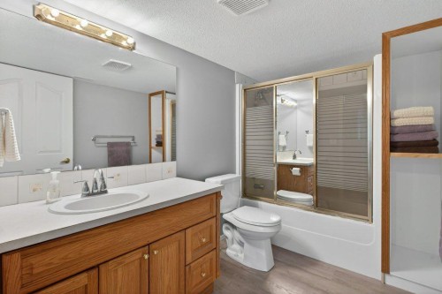 39 Highlands Terrace, Bragg Creek, AB - Indoor Photo Showing Bathroom