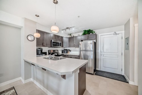 313-2300 Evanston Square Nw, Calgary, AB - Indoor Photo Showing Kitchen With Double Sink With Upgraded Kitchen