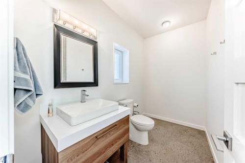53 Rockhaven Green Nw, Calgary, AB - Indoor Photo Showing Bathroom