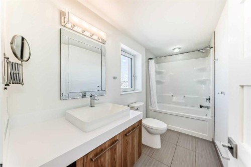 53 Rockhaven Green Nw, Calgary, AB - Indoor Photo Showing Bathroom