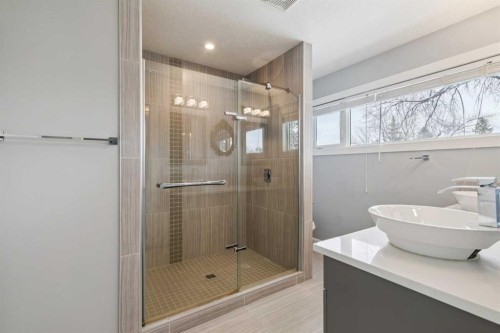40 Henefer Road Sw, Calgary, AB - Indoor Photo Showing Bathroom