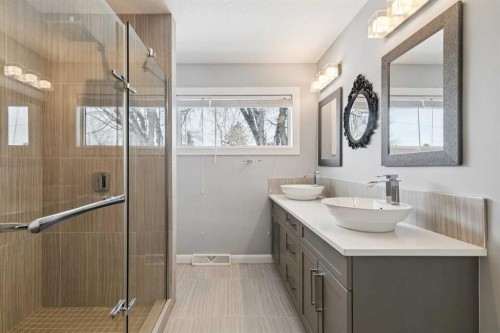 40 Henefer Road Sw, Calgary, AB - Indoor Photo Showing Bathroom