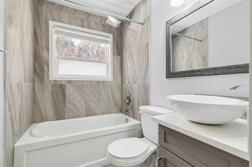 40 Henefer Road Sw, Calgary, AB - Indoor Photo Showing Bathroom