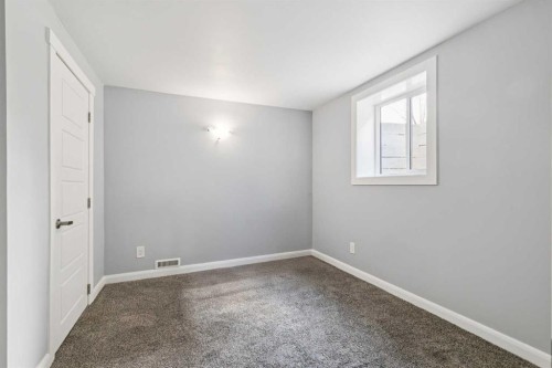 40 Henefer Road Sw, Calgary, AB - Indoor Photo Showing Other Room