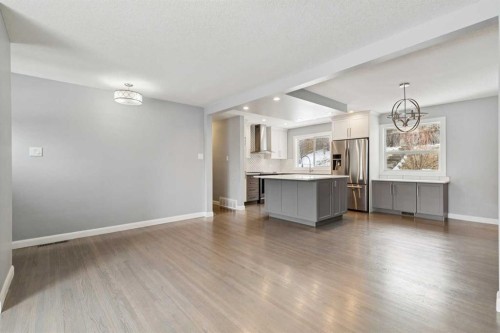 40 Henefer Road Sw, Calgary, AB - Indoor Photo Showing Kitchen