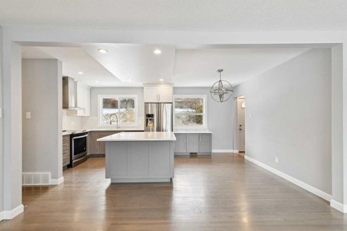 40 Henefer Road Sw, Calgary, AB - Indoor Photo Showing Kitchen With Upgraded Kitchen
