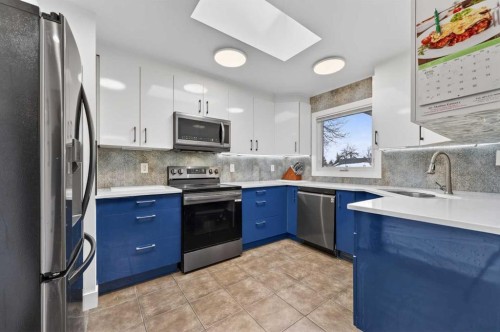 5835 28 Avenue Ne, Calgary, AB - Indoor Photo Showing Kitchen With Upgraded Kitchen