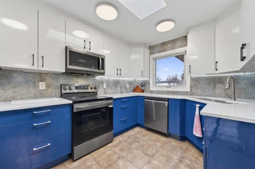 5835 28 Avenue Ne, Calgary, AB - Indoor Photo Showing Kitchen