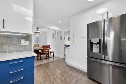 5835 28 Avenue Ne, Calgary, AB - Indoor Photo Showing Kitchen