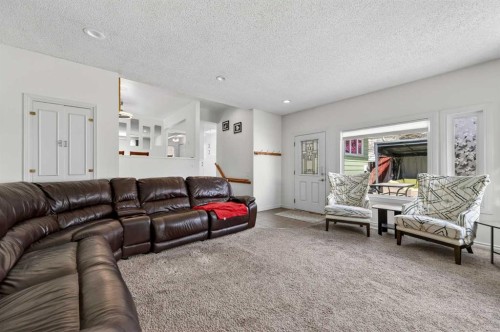 5835 28 Avenue Ne, Calgary, AB - Indoor Photo Showing Living Room