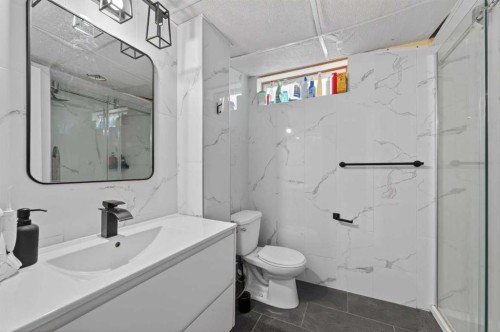 5835 28 Avenue Ne, Calgary, AB - Indoor Photo Showing Bathroom