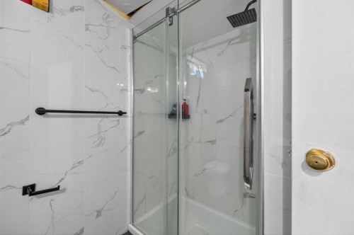 5835 28 Avenue Ne, Calgary, AB - Indoor Photo Showing Bathroom