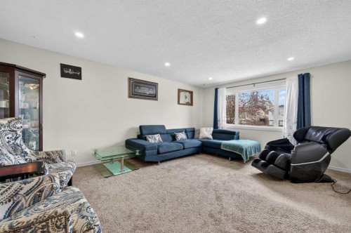 5835 28 Avenue Ne, Calgary, AB - Indoor Photo Showing Living Room
