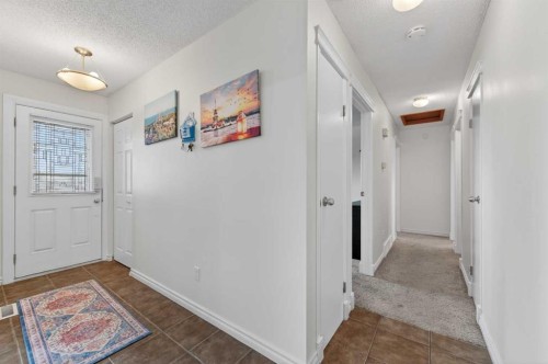 5835 28 Avenue Ne, Calgary, AB - Indoor Photo Showing Other Room