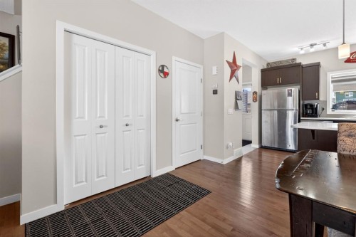 23 Belgian Link, Cochrane, AB - Indoor Photo Showing Kitchen