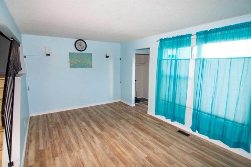 6-100 Pennsylvania Road Se, Calgary, AB - Indoor Photo Showing Other Room