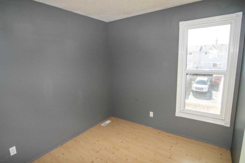 6-100 Pennsylvania Road Se, Calgary, AB - Indoor Photo Showing Other Room