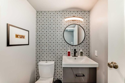75 Sunmount Crescent Se, Calgary, AB - Indoor Photo Showing Bathroom