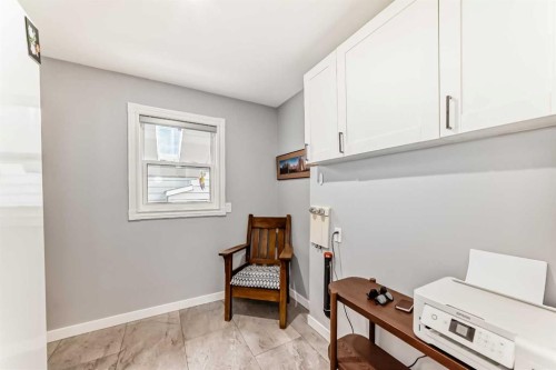 75 Sunmount Crescent Se, Calgary, AB - Indoor Photo Showing Other Room