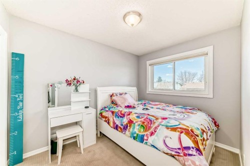 75 Sunmount Crescent Se, Calgary, AB - Indoor Photo Showing Bedroom