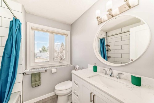 75 Sunmount Crescent Se, Calgary, AB - Indoor Photo Showing Bathroom