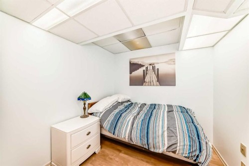 75 Sunmount Crescent Se, Calgary, AB - Indoor Photo Showing Bedroom