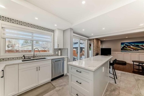 75 Sunmount Crescent Se, Calgary, AB - Indoor Photo Showing Kitchen