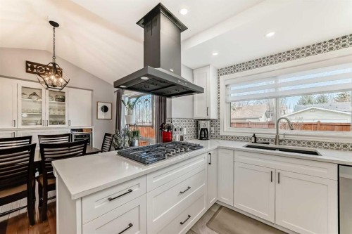 75 Sunmount Crescent Se, Calgary, AB - Indoor Photo Showing Kitchen