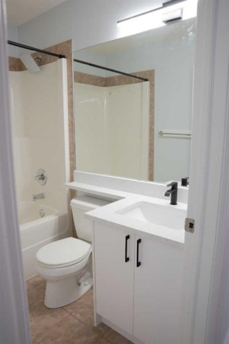 3 Strathridge Bay Sw, Calgary, AB - Indoor Photo Showing Bathroom
